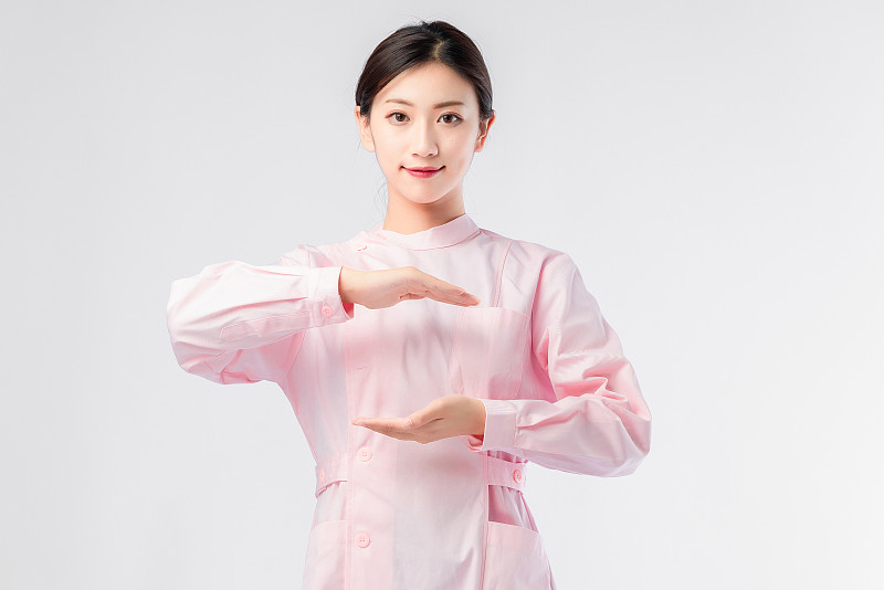 身穿粉色护士服的亚洲女孩图片下载