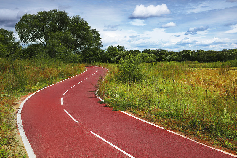 草原上的红色橡胶健步道图片素材