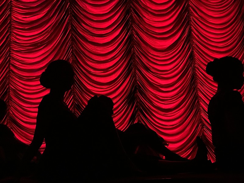印度卡纳塔克邦，班加罗尔，人们坐在灯光下的剪影图片素材