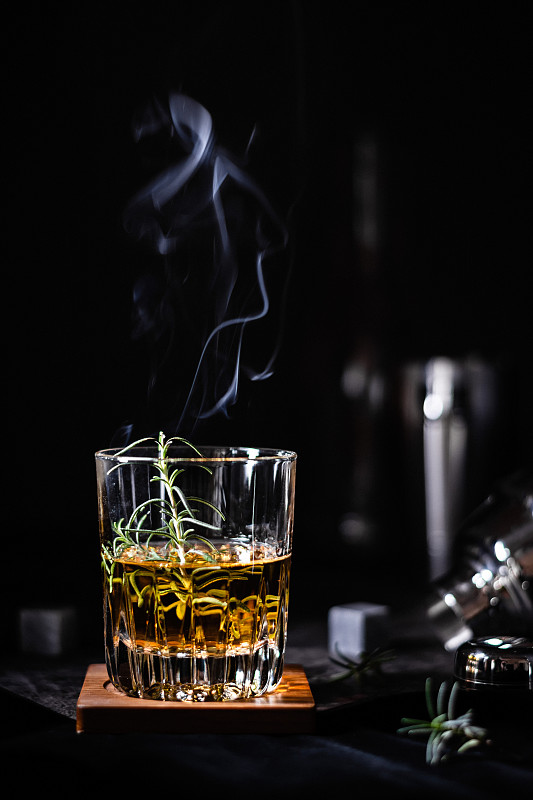 威士忌的特写与威士忌桌子上的黑色背景图片下载