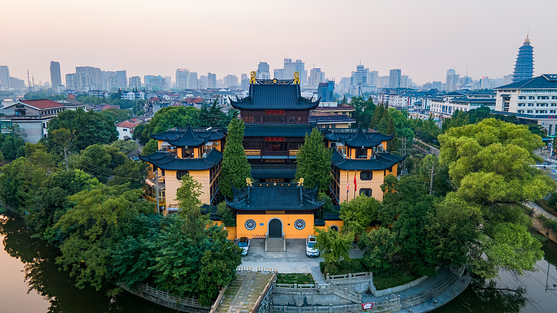 航拍江苏省常州日落时的东坡公园、九华禅寺与天宁寺图片素材
