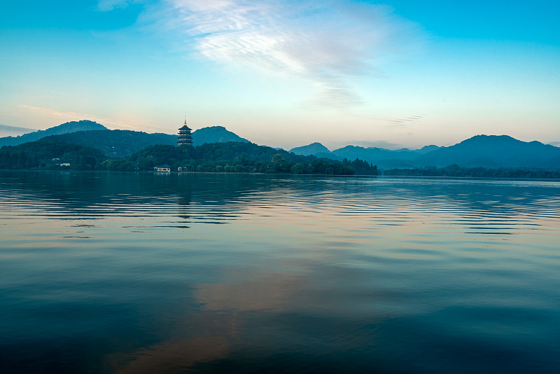 杭州西湖边上的雷峰塔图片下载