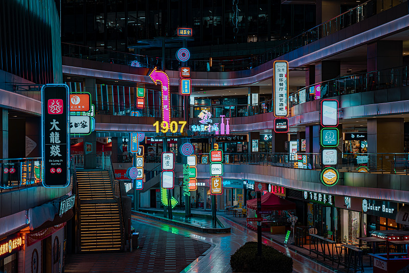 青岛新都心夜经济，台柳路1907酒吧一条街图片素材
