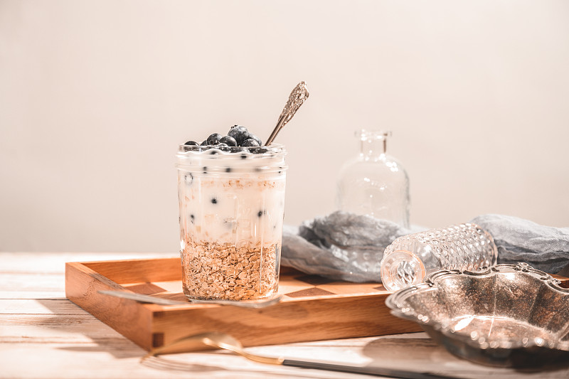 清晨的阳光照在美味的蓝莓燕麦酸奶上图片下载