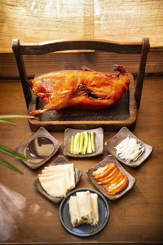 中华美食烤鸭和配菜静物图片下载