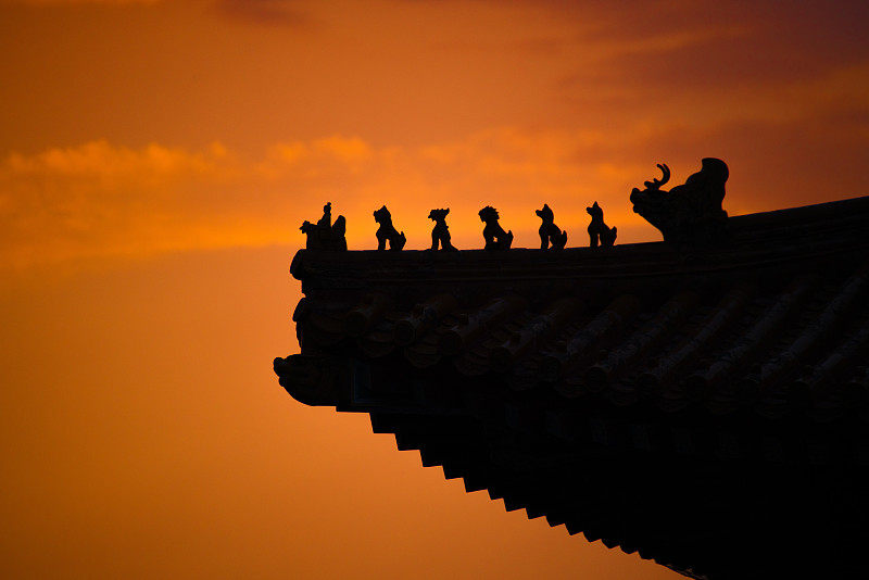 夕阳下的北京故宫宫殿屋脊角兽剪影图片下载