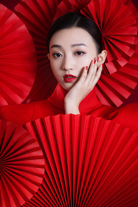 中国红,折扇,年青女人,特写图片素材