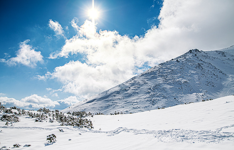 白雪覆盖的山脉映衬着天空的风景图片素材