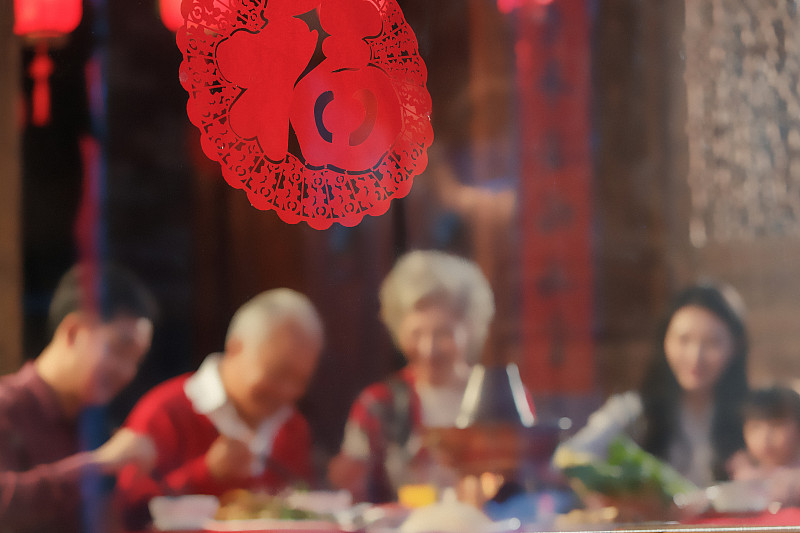 幸福东方家庭过年吃年夜饭图片素材