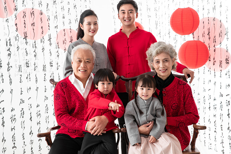 幸福的东方家庭庆贺新年图片下载