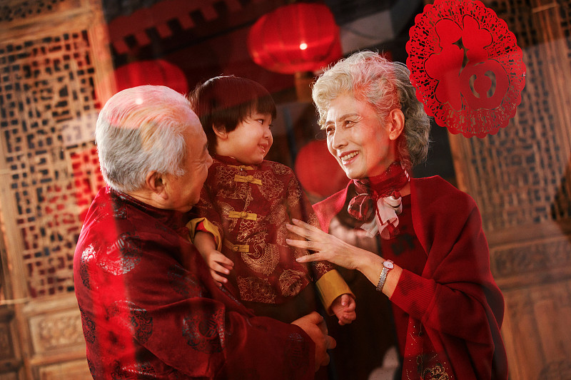 幸福的祖父母抱着孙子图片素材