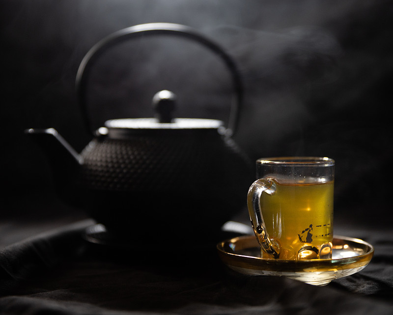 特写茶与茶壶和茶在桌子上图片下载