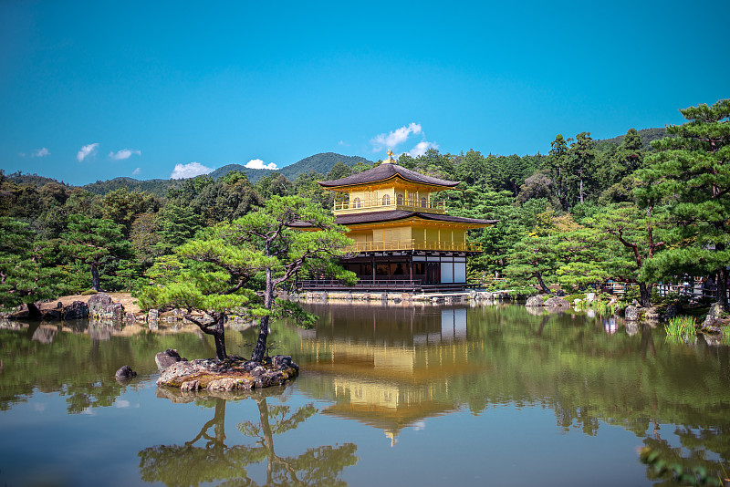 日本京都金阁寺湖湖景全景湖中倒影和日式庭院图片下载
