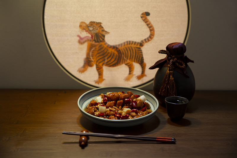 中国文化皮影和四川美食宫保鸡丁静物图片下载