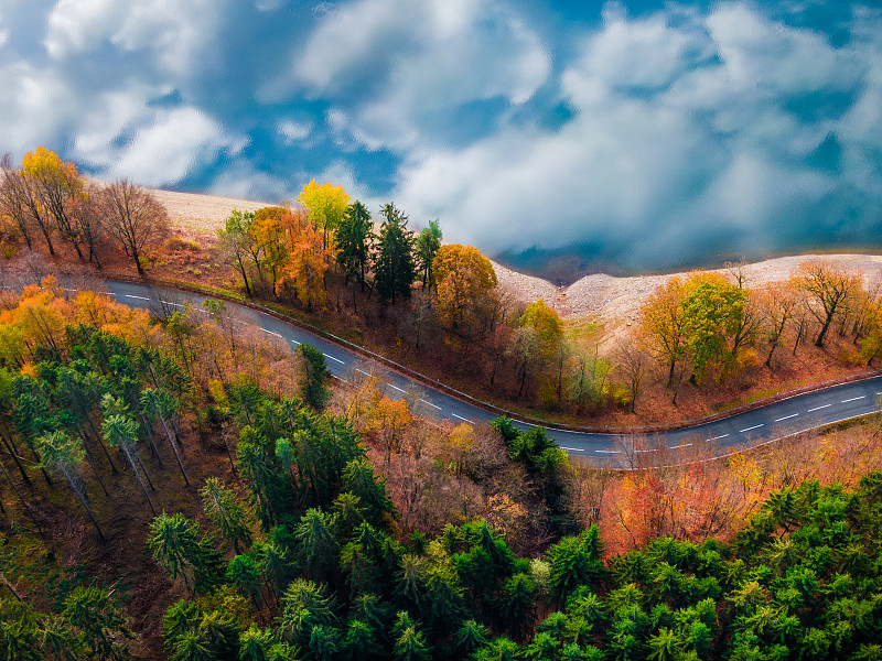 空中景观，风景的道路对天空在秋天图片下载
