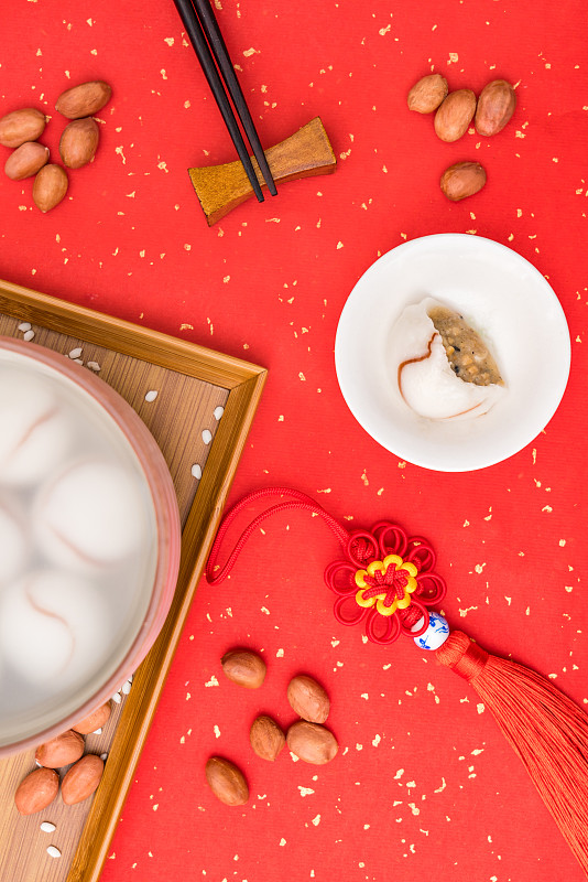 红色背景下的中国元宵节传统美食花生汤圆图片下载