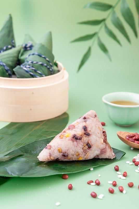 清新绿色端午节美食八宝粽子图片素材