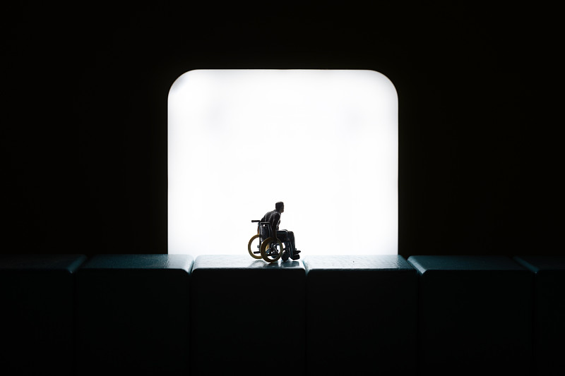 夜晚剪映孤独坐轮椅的老人图片素材