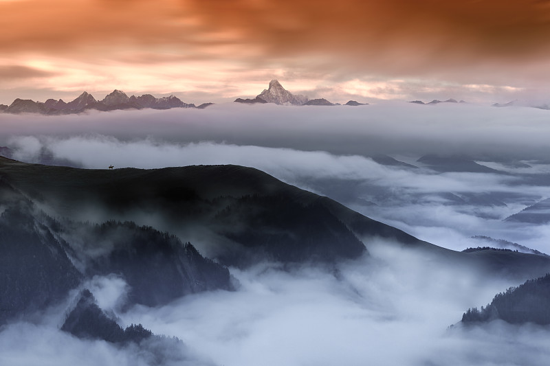 四川雅安达瓦更扎：遇见美丽的神山图片素材