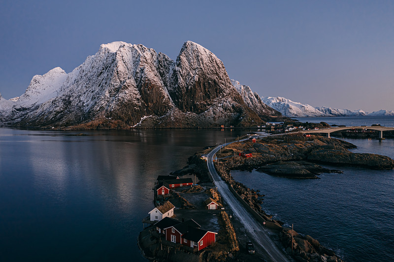 挪威北极罗弗敦群岛的雪山与人造建筑图片下载