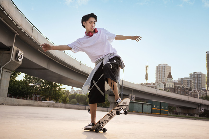 青年男子滑滑板图片下载