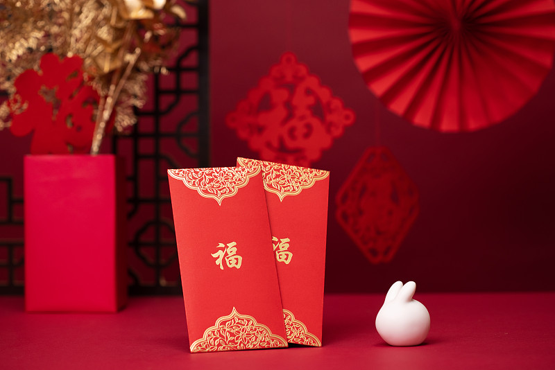 白色兔子与红包,红色背景,新年,节日气氛图片下载
