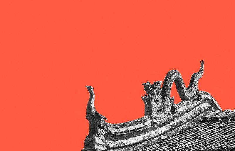 中国东方红色背景的古建筑屋檐上雕刻龙图片下载
