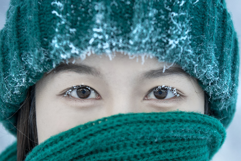 穿暖和衣服的女孩-戴针织帽子的女人的特写镜头-眼睛结霜的美女图片下载