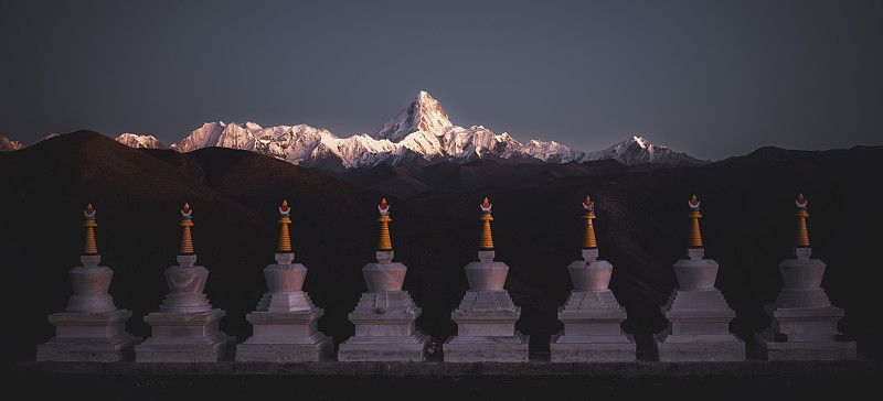 藏区白塔后面的贡嘎山夕照图片下载