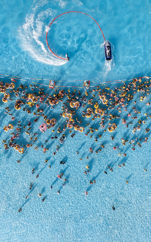 航拍俯拍南昌玛雅水上乐园泳池图片下载