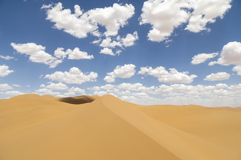 巴丹吉林沙漠、蓝天、白云图片下载