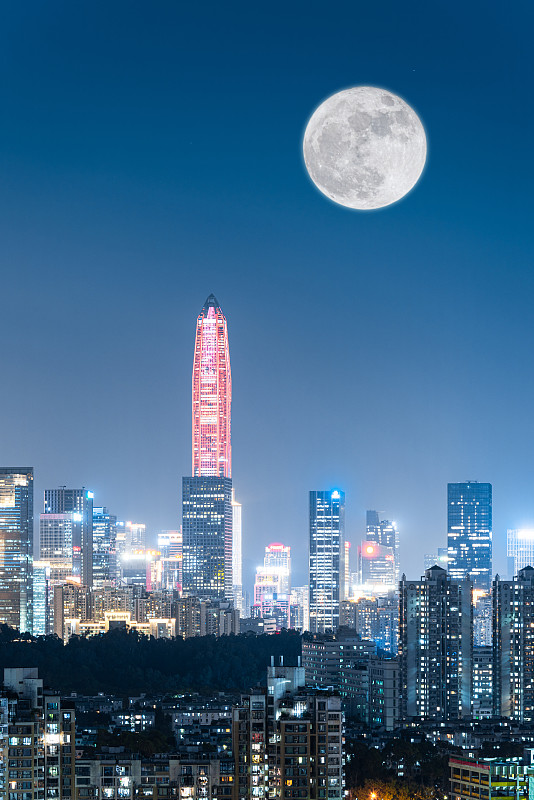 深圳福田CBD城市夜景和一轮明月，湾区升明月概念图片下载