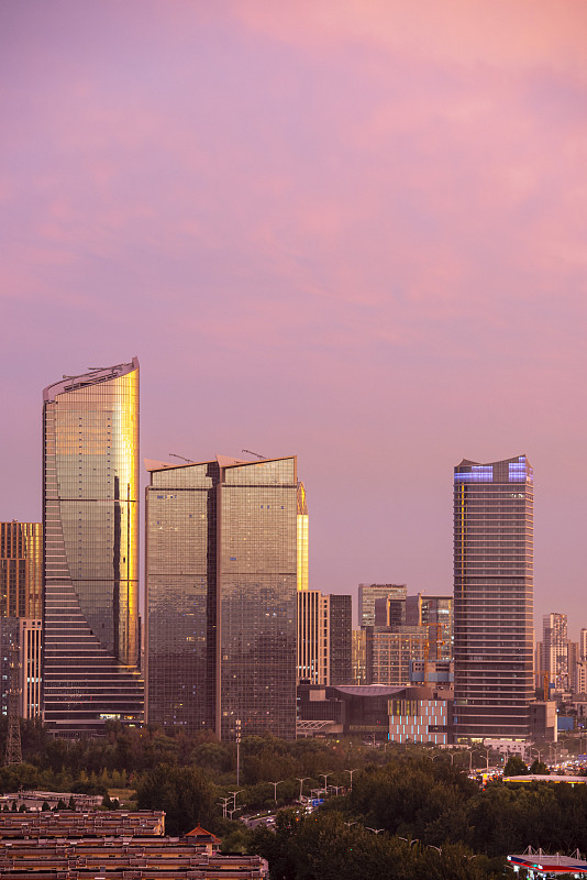 黄昏日落城市天际线摩天大楼建筑经济商务金融区图片下载