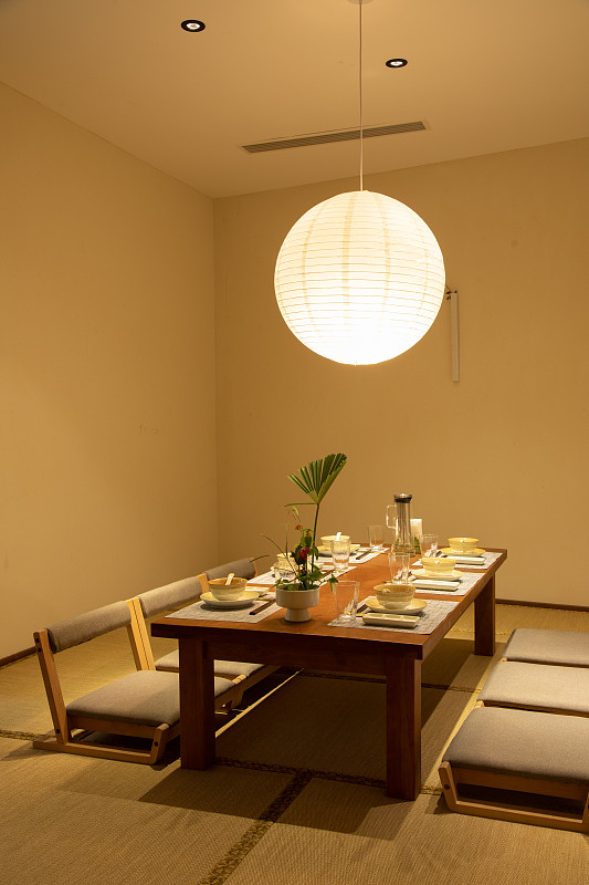 日料餐厅餐饮空间温馨日式餐具烧鸟图片下载