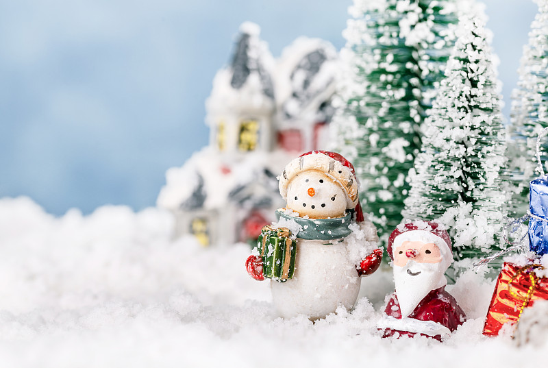 圣诞节雪人和圣诞老人在雪地里图片下载