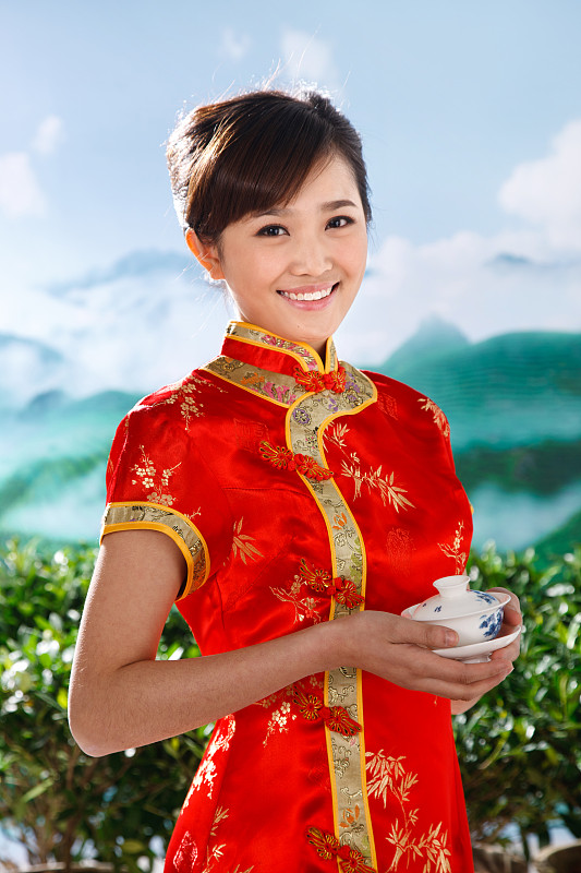 一个东方青年女人在茶园里手拿茶杯图片素材
