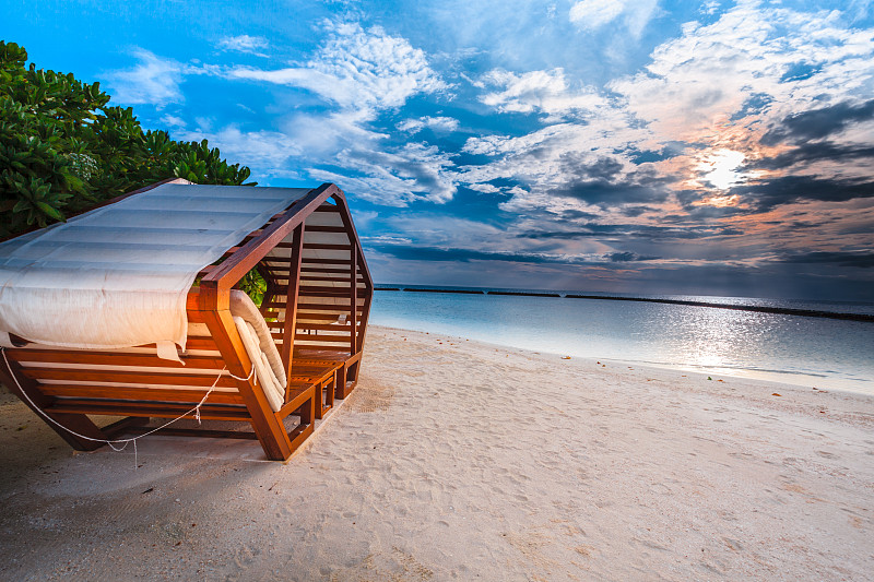 马尔代夫莉丽岛清晨日出时的躺椅图片下载