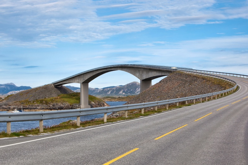 横跨挪威岛屿的现代桥。图片素材