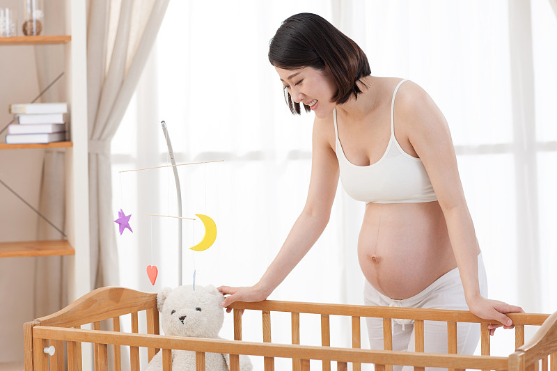 孕妇看婴儿床图片下载