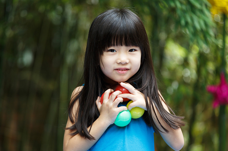 可爱的小女孩抱着球图片下载