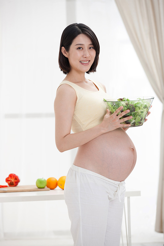 孕妇吃沙拉图片下载
