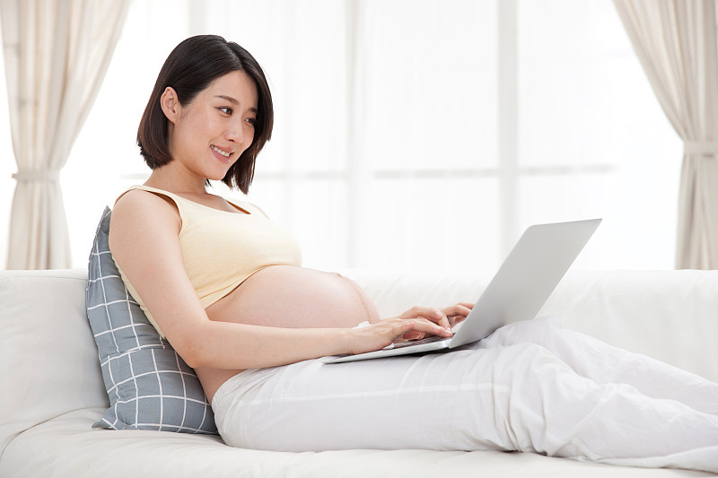 孕妇使用笔记本电脑图片素材