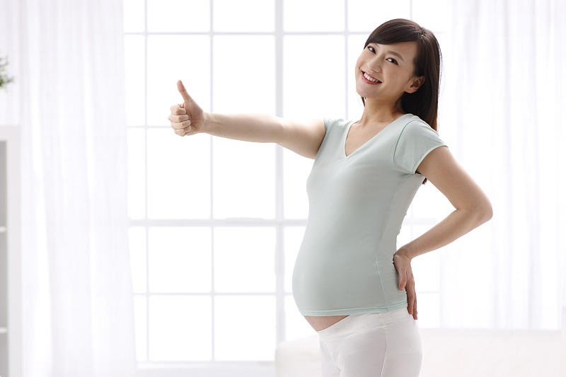 幸福的孕妇竖起大拇指图片下载
