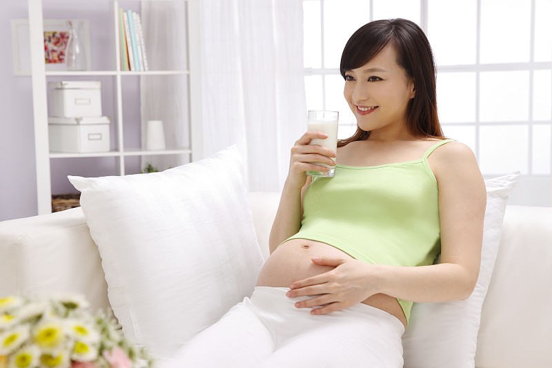 孕妇喝牛奶图片下载