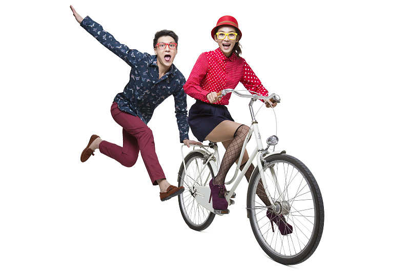 年轻情侣骑自行车图片下载
