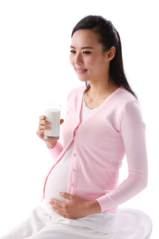 孕妇手拿牛奶杯图片下载