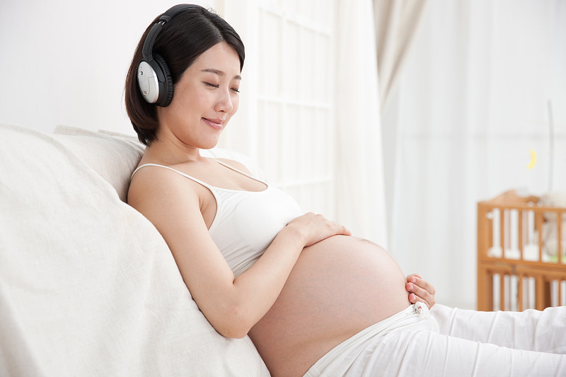 孕妇听音乐图片素材