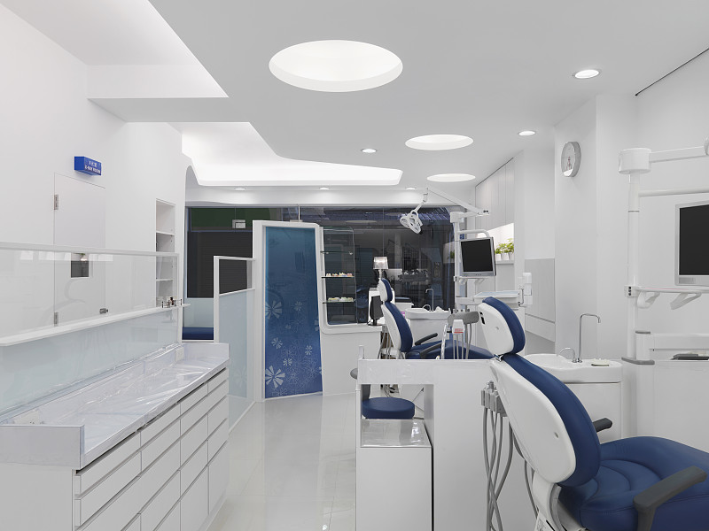 Dentist room and treatment chairs in modern office图片下载