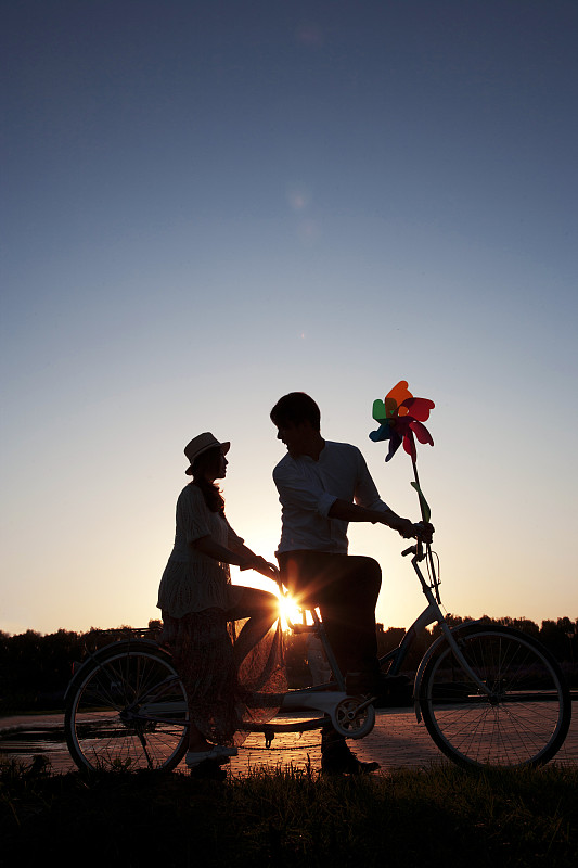 年轻情侣骑自行车图片下载