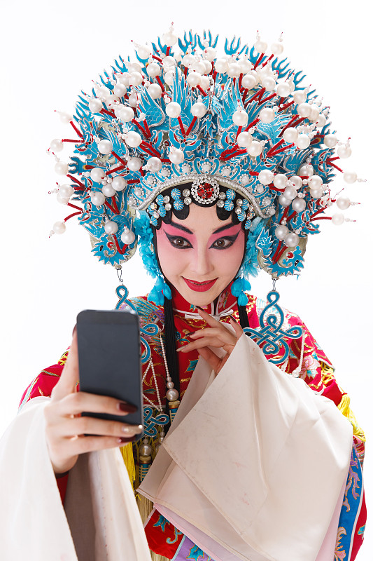 女京剧表演者拿着手机拍照图片下载